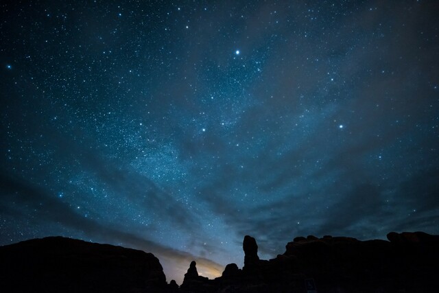 八字伤感短句 星空耀天，灿似雪霜